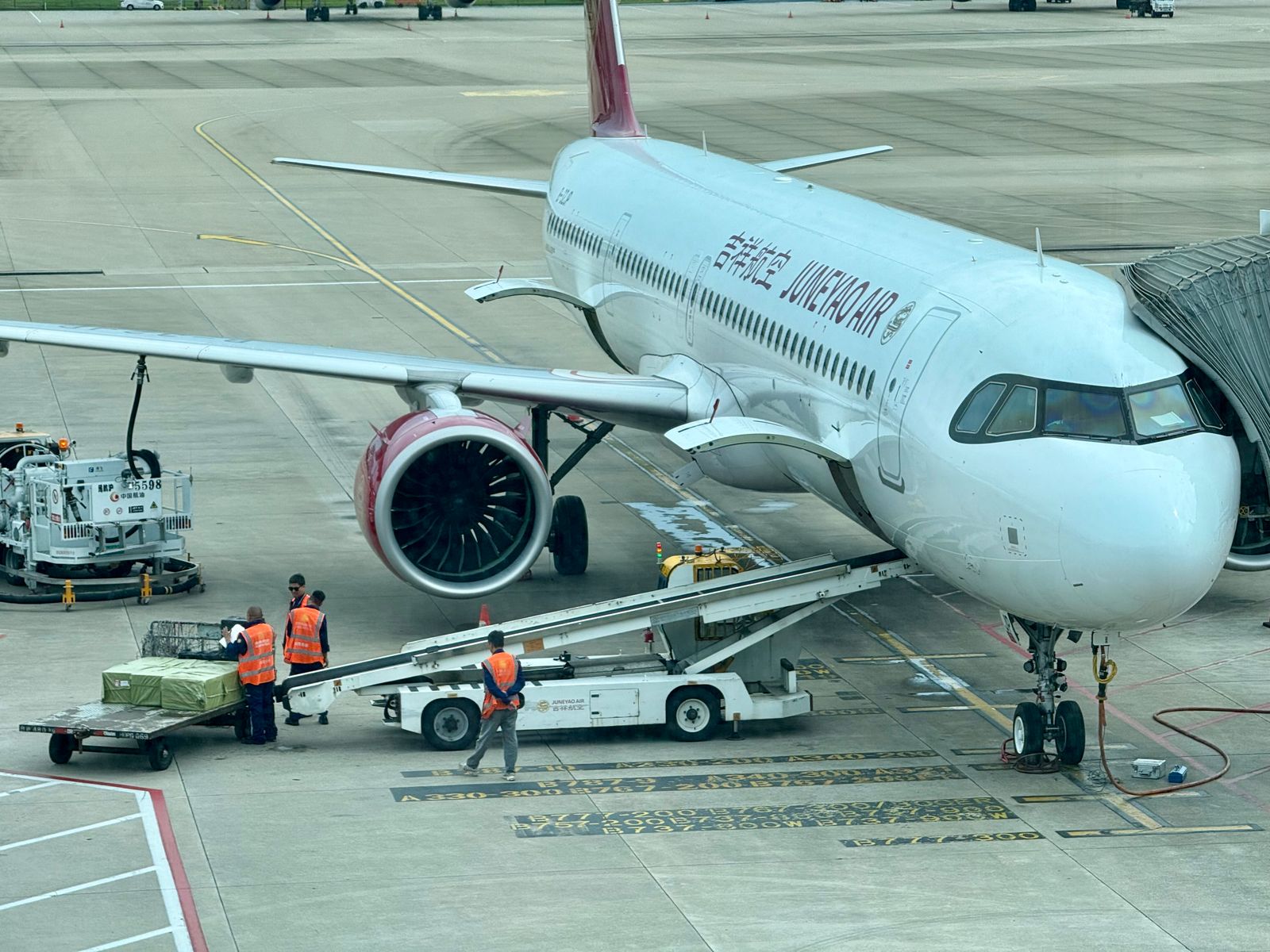 Avión de carga en operación aeroportuaria
