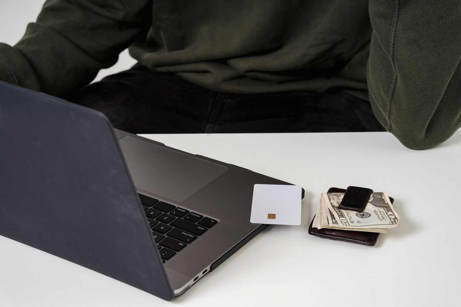 Compra online con computador y tarjeta